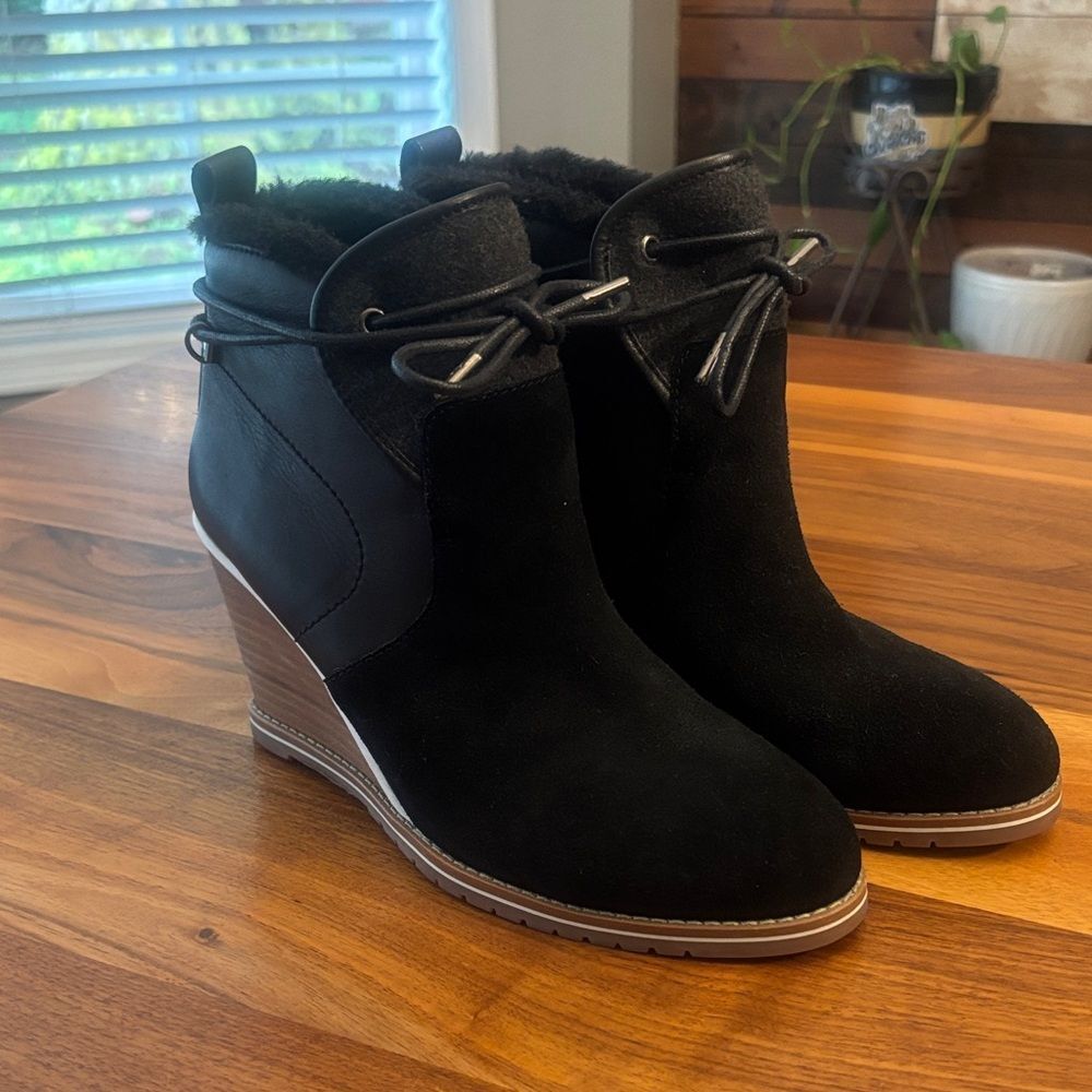 New EMU Australia Crabtree Black Suede Closed Toe Wedge Boot Size 8
